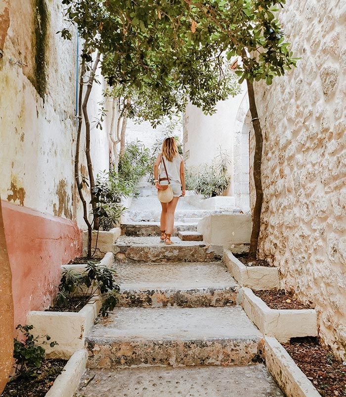 Adriana caminando en un precioso pueblo