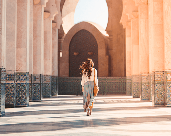Mujer viajera en templo de espaldas