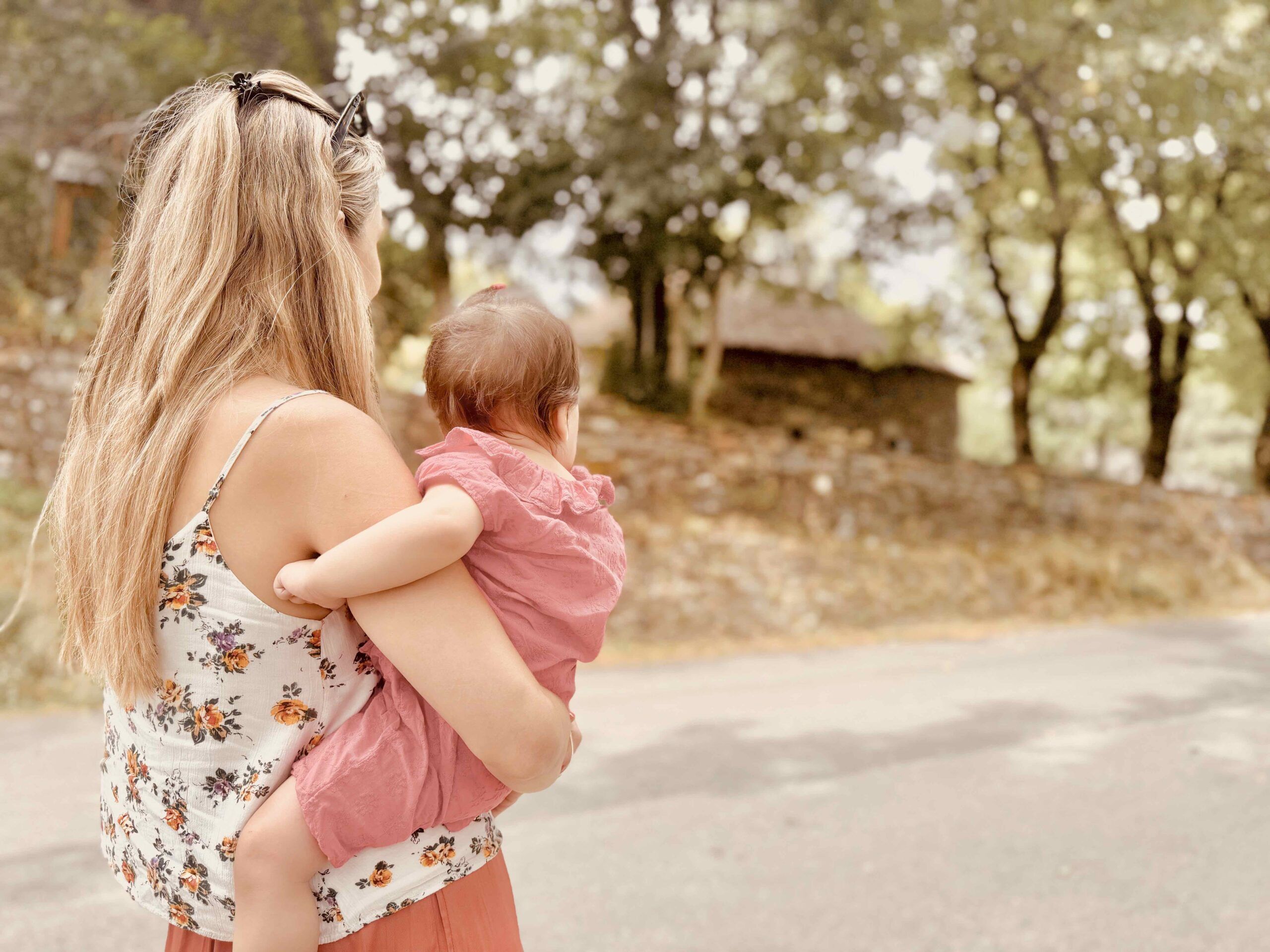 Mamá en su matrescencia junto a su bebé paseando en la naturaleza